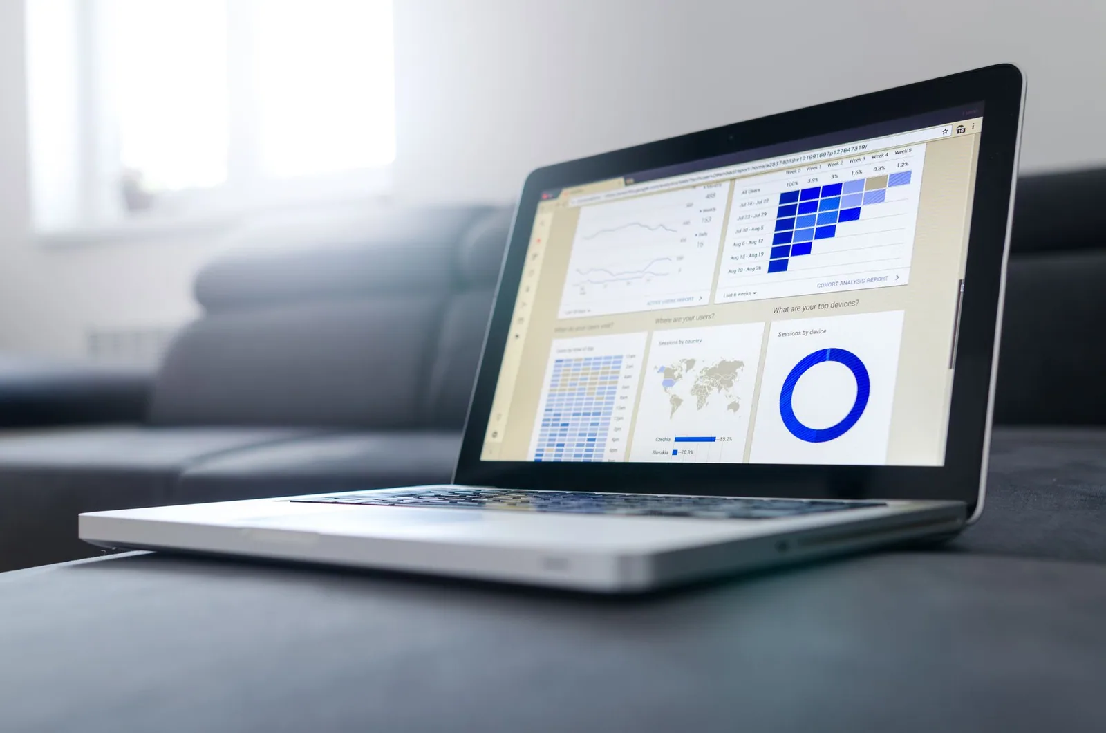 Notebook exibindo painel de analytics com gráficos de desempenho em ambiente iluminado