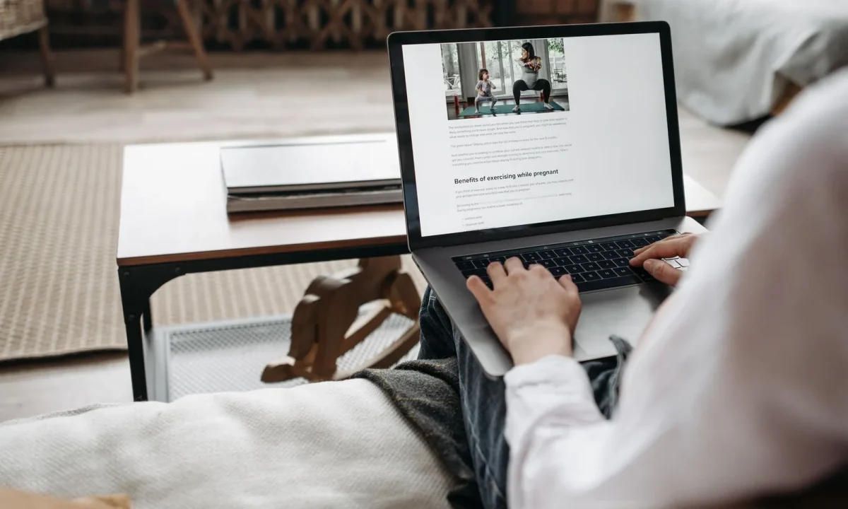 Pessoa trabalhando remotamente em um laptop em um ambiente aconchegante, destacando conforto e tecnologia para blogs