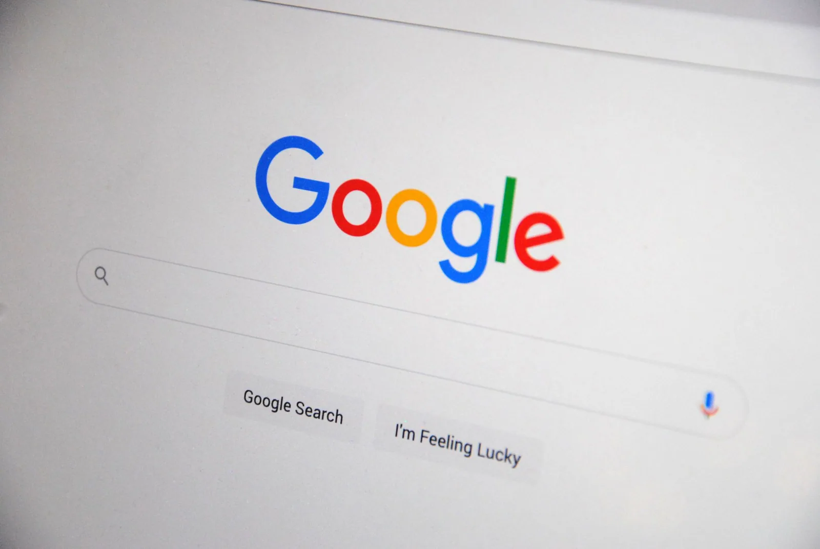 Tela do Google com opções de busca, ilustrando os benefícios da otimização de SEO com IA