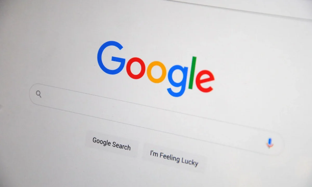 Tela do Google com opções de busca, representando a importância dos plugins de SEO na otimização de sites