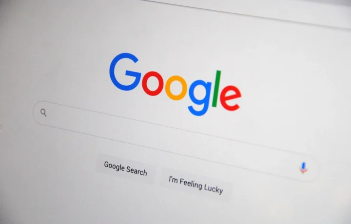 Tela do Google com opções de busca, representando a importância dos plugins de SEO na otimização de sites