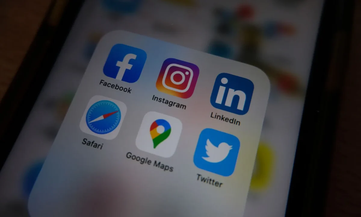 Celular com ícones das principais mídias sociais em destaque na tela inicial