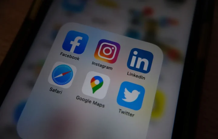 Celular com ícones das principais mídias sociais em destaque na tela inicial