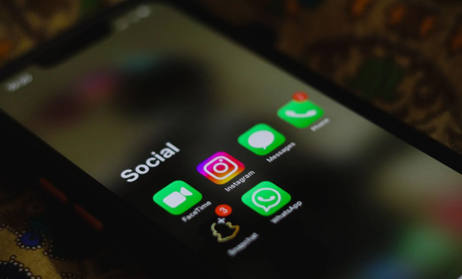 Ícones de aplicativos de redes sociais no smartphone, usados em estratégias de link building