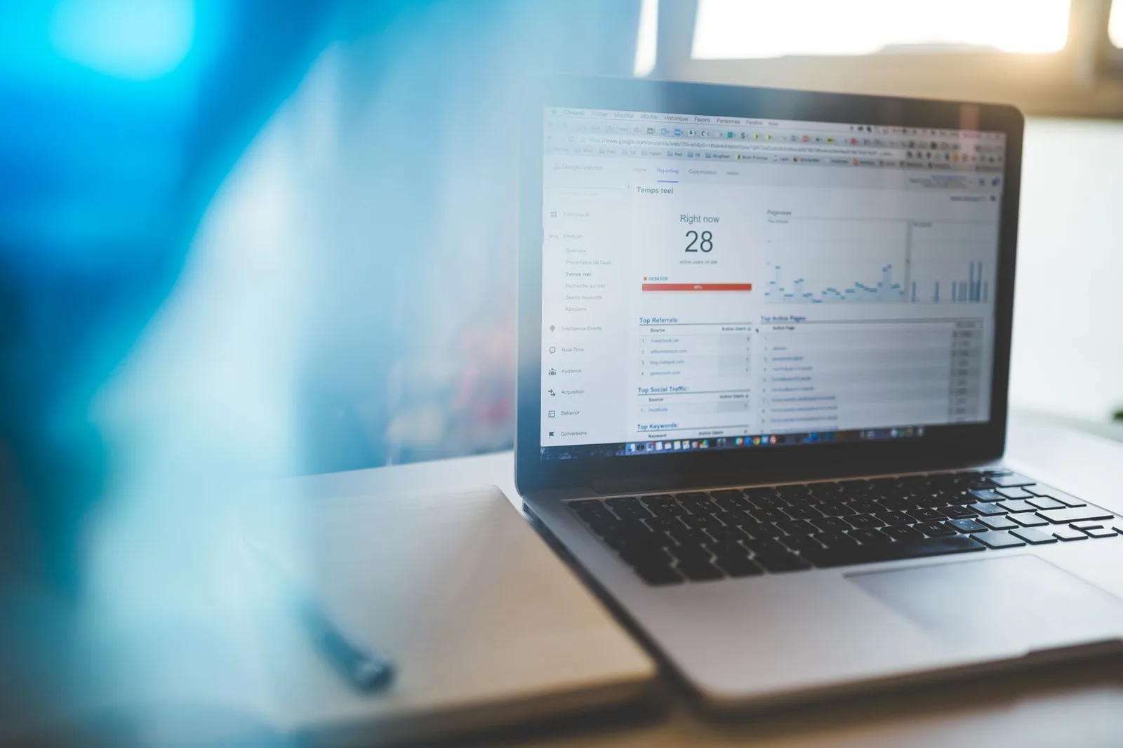 Notebook exibindo o Google Analytics em escritório moderno, reforçando SEO técnico e análise de dados