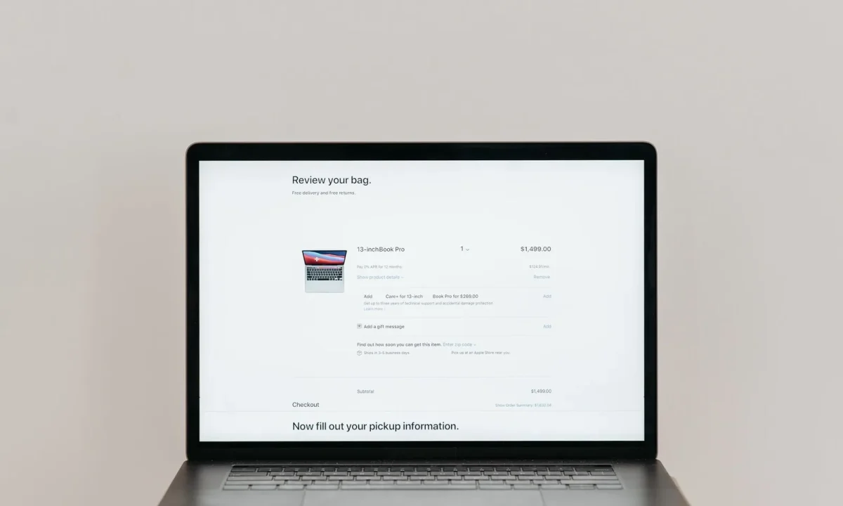 Notebook minimalista exibindo tela de checkout online, ilustrando o guia sobre como criar links internos