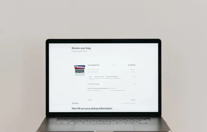 Notebook minimalista exibindo tela de checkout online, ilustrando o guia sobre como criar links internos
