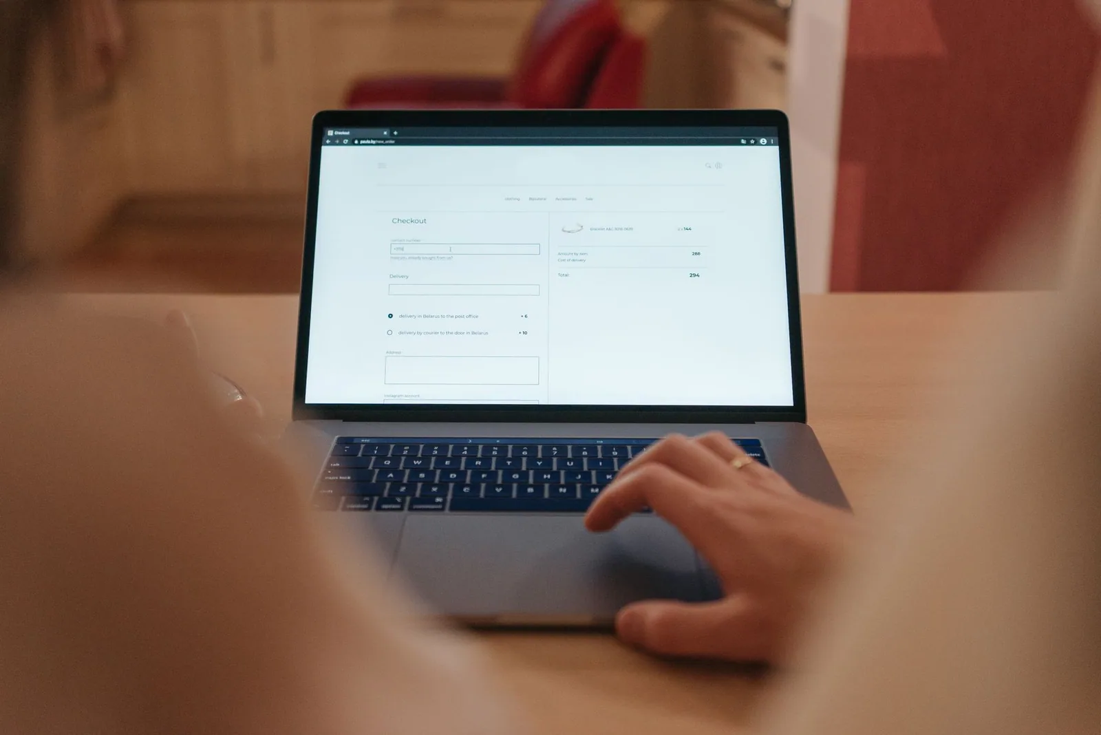 Pessoa finalizando uma compra online no notebook, com endereços de página bem organizados na tela