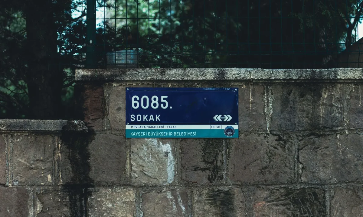 Placa de rua azul em parede de pedra como metáfora de estrutura de URL clara e organizada