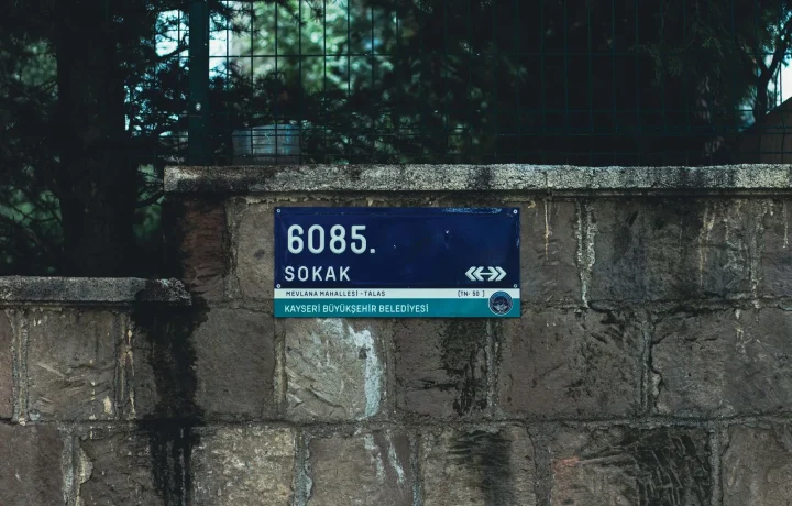 Placa de rua azul em parede de pedra como metáfora de estrutura de URL clara e organizada